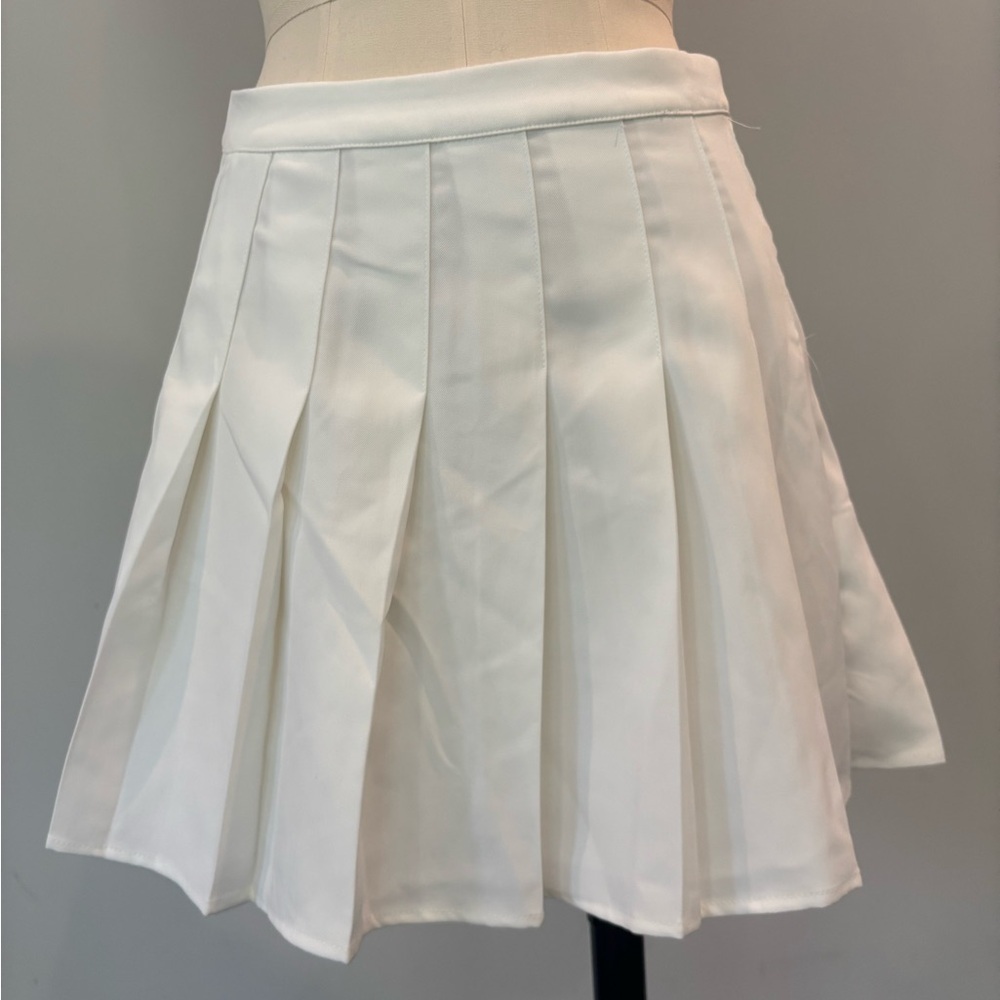 Elegant White Pleated Mini Skirt